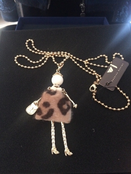 Collier sautoir avec poupée léopard neuf acheter vendre