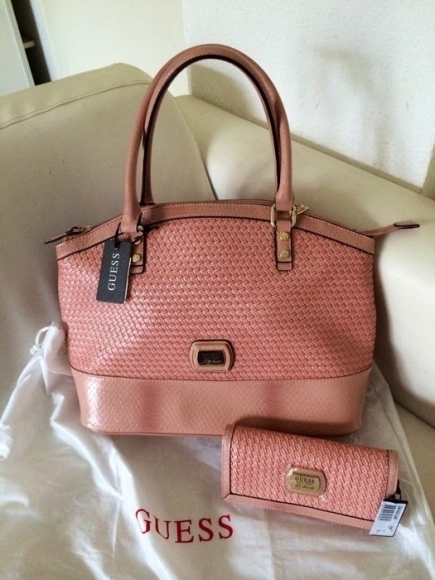 Ensemble sac à main et portefeuille roses Guess neuf acheter vendre