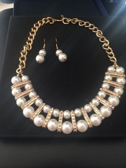 Parure avec perles nacrées neuve acheter vendre