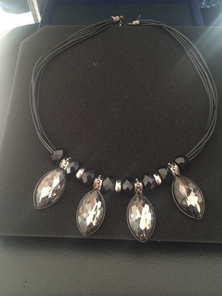 Collier noir très chic neuf acheter vendre