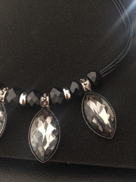 Collier noir très chic neuf acheter vendre