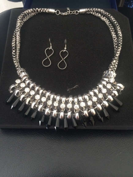 Parure noire et argentée neuve acheter vendre