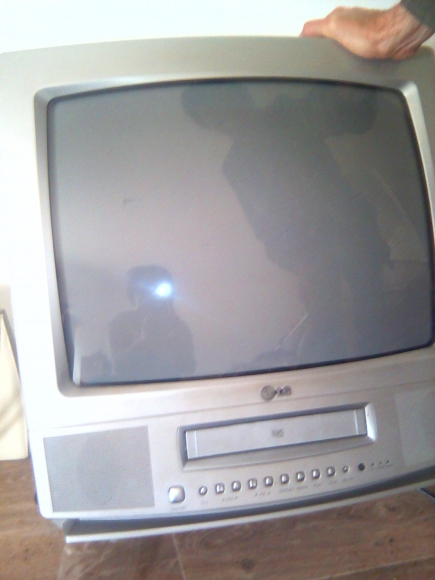 Téléviseur de couleur gris. LG. Royan acheter vendre