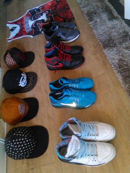 Lot de paire de basket. Casquette etdebardeur acheter vendre