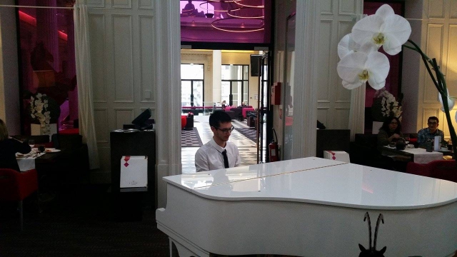 Pianiste du Radisson Blu propose des cours de piano acheter vendre