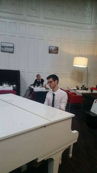 Pianiste du Radisson Blu propose des cours de piano acheter vendre