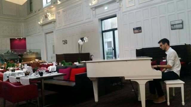 Pianiste du Radisson Blu propose des cours de piano acheter vendre