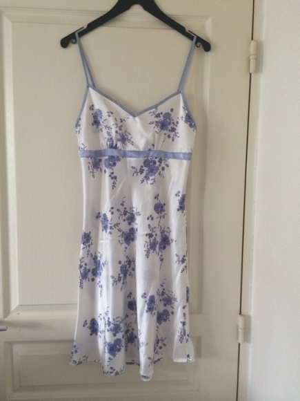 Nuisette satinée blanche et bleue C&A taille XS acheter vendre