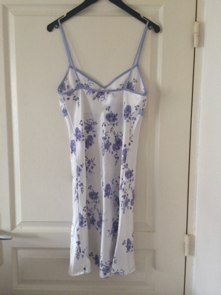 Nuisette satinée blanche et bleue C&A taille XS acheter vendre