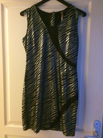 A SAISIR - Robe noire et dorée taille M/L neuve acheter vendre