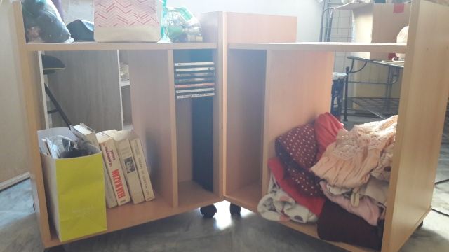 CAUSE DEPART VENDS 2 MEUBLES RANGEMENTS ROULANTS- 3 CHAISES EN BOIS SOLIDES PLIANTES acheter vendre