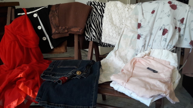 STOPAFFAIREVETEMENTS FEMMES NEUFS/TBE 38/44-CHAUSSURES TAILLE 39. SACS A MAINS GUES... acheter vendre